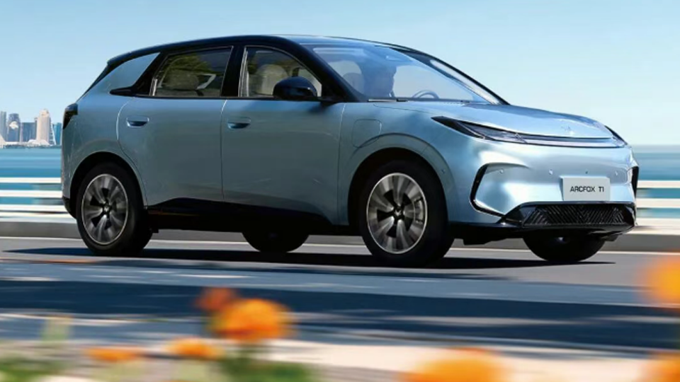 官方指导价6.28-8.78万元！爱游戏
极狐T1超值上市！